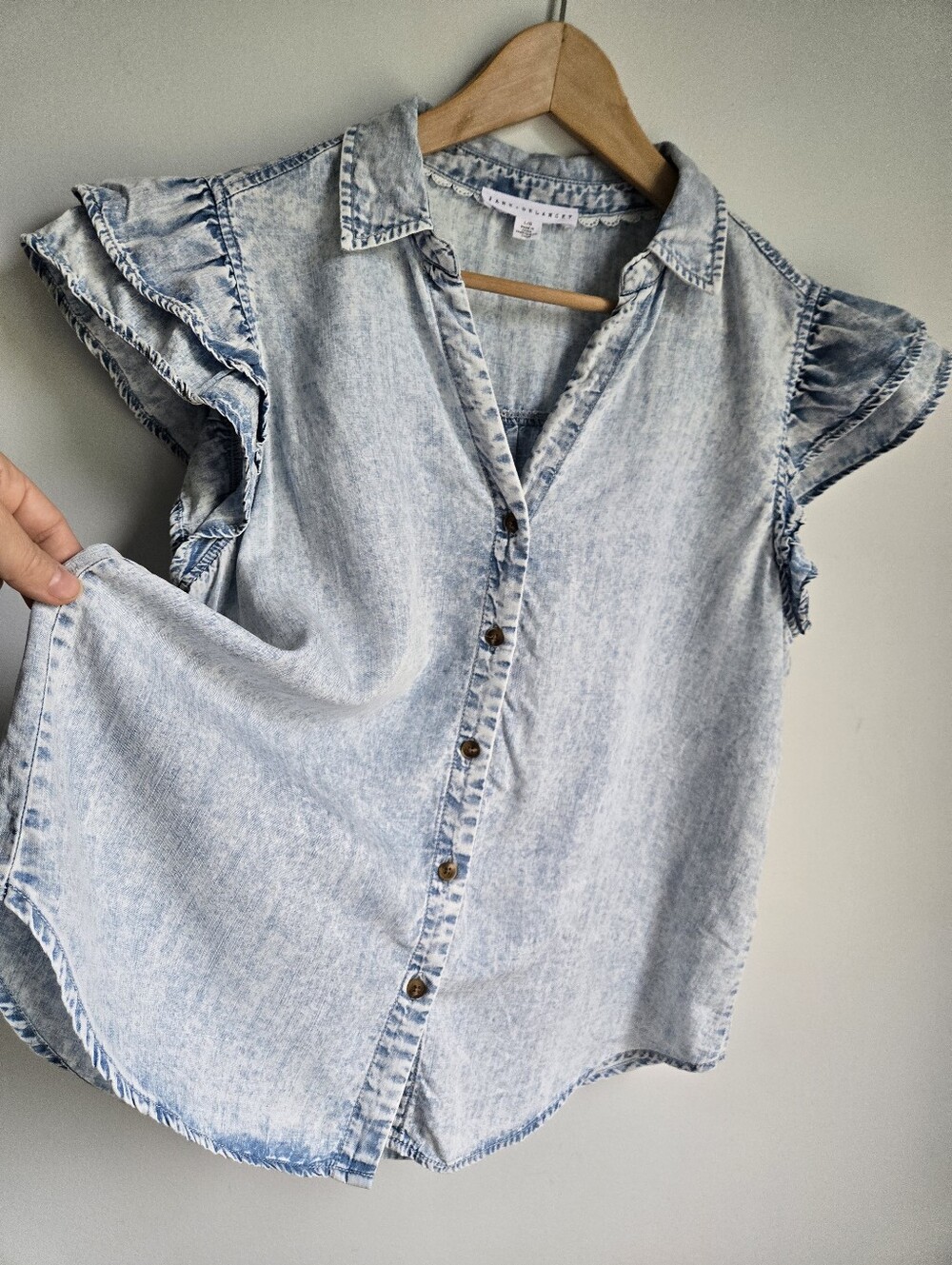 JANE + DELANCEY Light Blue Denim-Effect Ruffle Sleeve Lyocell Button Front Top - Picture 6 of 9
